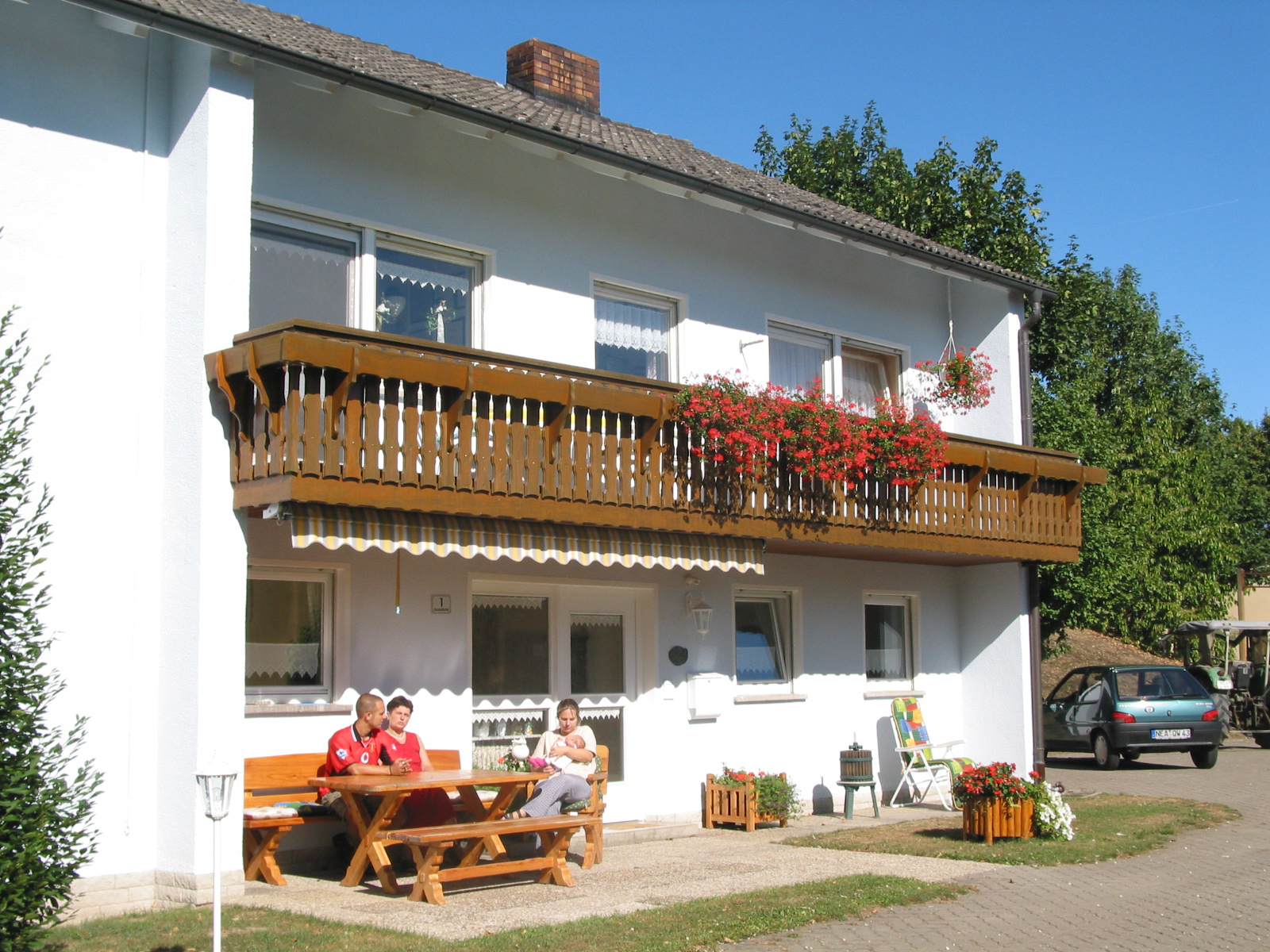 FERIENHOF BEYER, 91483 OBERSCHEINFELD: 91483 OBERSCHEINFELD: SUCHEN SIE EINEN ERHOLSAMEN FERIENPLATZ, WO SICH AUCH IHRE KINDER NACH HERZENSLUST AUSTOBEN KÖNNEN? ERDGESCHOSS-FERIENWOHNUNG AUF EINEM RICHTIGEN BAUERNHOF FÜR 2-6 PERS. MIT TERRASSE, TEL., SAT-TV. FÜR SENIOREN GEEIGNET. FREIZEITPARK GEISELWIND NUR 7 KM, DORT COUNTRY-LINEDANCE-VERANSTALTUNGEN   FRANKEN - STEIGERWALD FERIENWOHNUNG,FERIENHAUS,FEWO,UNTERKUNFT,URLAUB AUF DEM BAUERNHOF,BAUERNHOF,FERIENDORF,FERIENPARK,CAMPING,TOURISMUS,INFORMATION,TOURIST-INFORMATION,